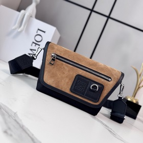 Loewe  迷你帆布和絨面革Flex郵差包 采用梯形折疊翻蓋，搭配寬肩帶，飾
