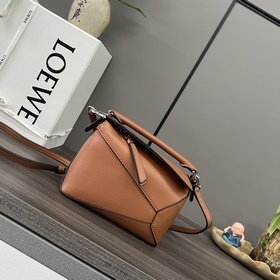 Loewe 新款 最新 牛皮革mini Puzzle手袋 Loewe  推出