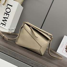 Loewe 新版本 柔軟粒面牛皮革Puzzle Edge手袋 Loewe