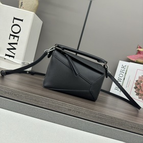 Loewe 新版本 柔軟粒面牛皮革Puzzle Edge手袋 Loewe