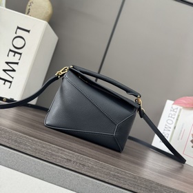 Loewe 新版本 柔軟粒面牛皮革Puzzle Edge手袋 Loewe