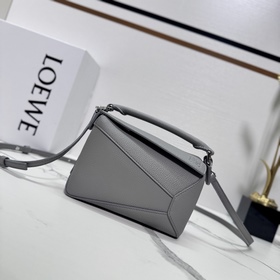 Loewe 新版本 柔軟粒面牛皮革Puzzle Edge手袋 Loewe