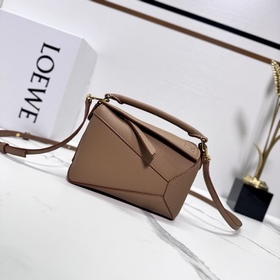 Loewe 新版本 柔軟粒面牛皮革Puzzle Edge手袋 Loewe