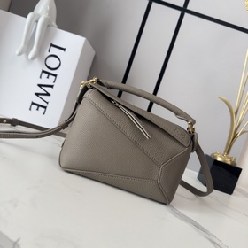 Loewe 新版本 柔軟粒面牛皮革Puzzle Edge手袋 Loewe