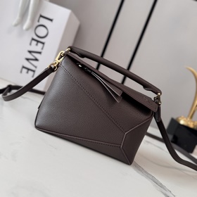 Loewe 新版本 柔軟粒面牛皮革Puzzle Edge手袋 Loewe