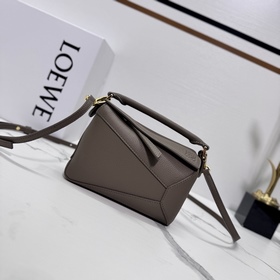 Loewe 新版本 柔軟粒面牛皮革Puzzle Edge手袋 Loewe
