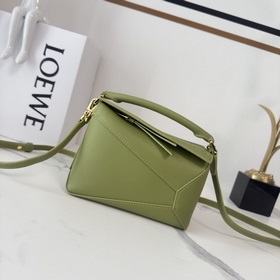 Loewe 新版本 mini柔軟牛皮革Puzzle Edge手袋 Loewe