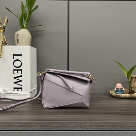 Loewe 新款 最新 牛皮革mini Puzzle手袋 Loewe  推出