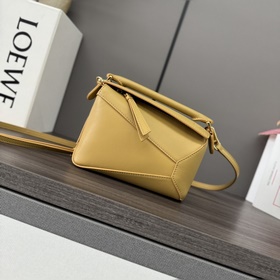 Loewe 新款 最新 牛皮革mini Puzzle手袋 Loewe  推出