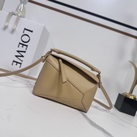 Loewe 新款 最新 牛皮革mini Puzzle手袋 Loewe  推出