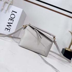Loewe 新版本 柔軟粒面牛皮革Puzzle Edge手袋 Loewe