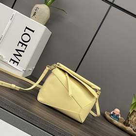 Loewe 新款 最新 牛皮革mini Puzzle手袋 Loewe  推出