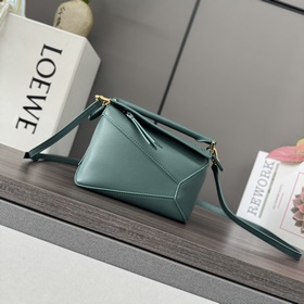 Loewe 新款 最新 牛皮革mini Puzzle手袋 Loewe  推出