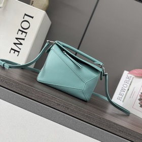 Loewe 新款 最新 牛皮革mini Puzzle手袋 Loewe  推出