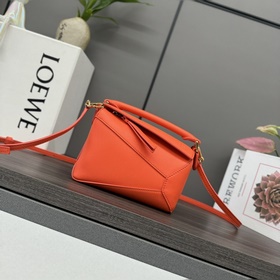 Loewe 新版本 mini柔軟牛皮革Puzzle Edge手袋 Loewe