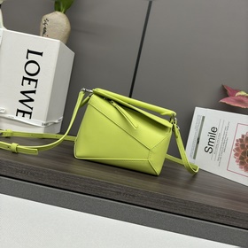 Loewe 新款 最新 牛皮革mini Puzzle手袋 Loewe  推出