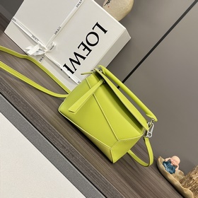 Loewe  迷你緞面牛皮革Puzzle Edge 手袋 Loewe 推出的