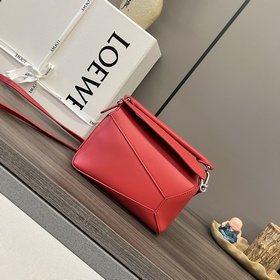 Loewe  迷你緞面牛皮革Puzzle Edge 手袋 Loewe 推出的