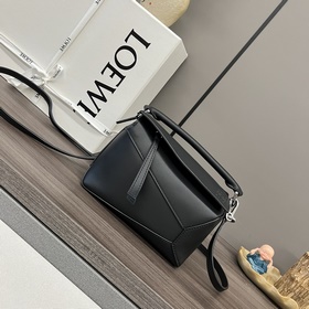 Loewe  迷你緞面牛皮革Puzzle Edge 手袋 Loewe 推出的