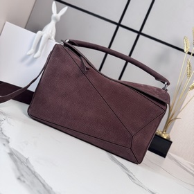 Loewe  新尺寸 大號粒面牛巴革Puzzle 手袋 以别具一格的幾何線條勾