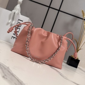 Loewe  柔軟納帕羊皮革 Flamenco Purse 福袋 采用褶皺設計