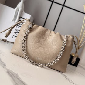 Loewe  中號粒面牛皮革Flamenco Purse 手拿包 采用精細粒面
