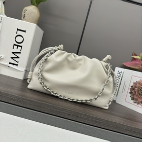 Loewe  柔軟納帕羊皮革 Flamenco Purse 福袋 采用褶皺設計