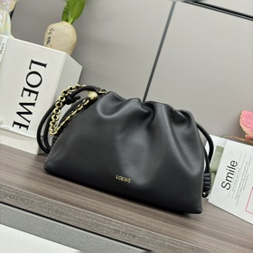 Loewe  柔軟納帕羊皮革 Flamenco Purse 福袋 采用褶皺設計