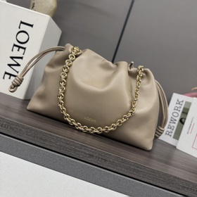 Loewe  柔軟納帕羊皮革 Flamenco Purse 福袋 采用褶皺設計