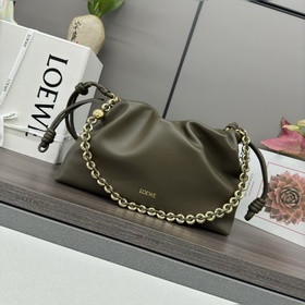 Loewe  柔軟納帕羊皮革 Flamenco Purse 福袋 采用褶皺設計