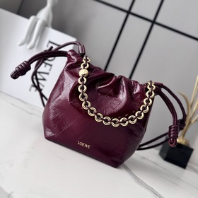 Loewe  迷你Flamenco Purse 福袋 采用褶皺設計，側面搭配标