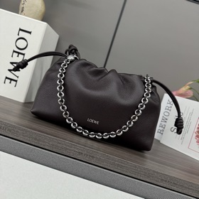 Loewe  中號鹿皮革Flamenco Purse 手拿包 采用鹿皮革制成，