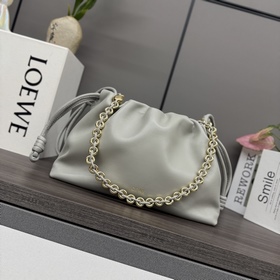 Loewe  柔軟納帕羊皮革 Flamenco Purse 福袋 采用褶皺設計