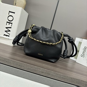 Loewe  迷你柔軟納帕羊皮革 Flamenco Purse 福袋 采用褶皺