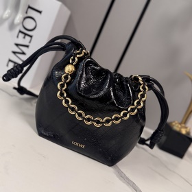Loewe  迷你Flamenco Purse 福袋 采用褶皺設計，側面搭配标
