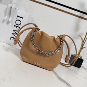 Loewe  迷你柔軟納帕羊皮革 Flamenco Purse 福袋 采用褶皺