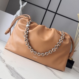 Loewe  新款 大號柔軟納帕羊皮革 Flamenco Purse 福袋 采