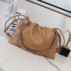 Loewe  柔軟納帕羊皮革 Flamenco Purse 福袋 采用褶皺設計