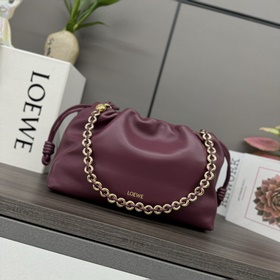 Loewe  柔軟納帕羊皮革 Flamenco Purse 福袋 采用褶皺設計
