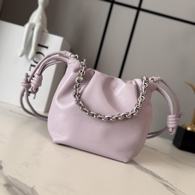 Loewe  迷你柔軟納帕羊皮革 Flamenco Purse 福袋 采用褶皺