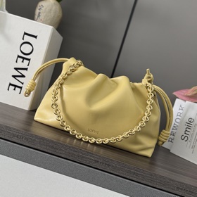 Loewe  柔軟納帕羊皮革 Flamenco Purse 福袋 采用褶皺設計