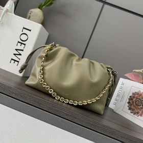 Loewe  柔軟納帕羊皮革 Flamenco Purse 福袋 采用褶皺設計
