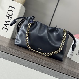 Loewe  柔軟納帕羊皮革 Flamenco Purse 福袋 采用褶皺設計
