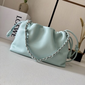 Loewe  柔軟納帕羊皮革 Flamenco Purse 福袋 采用褶皺設計