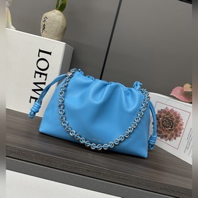 Loewe  柔軟納帕羊皮革 Flamenco Purse 福袋 采用褶皺設計