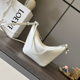 Loewe  經典牛皮革Hammock hobo手袋 将經典手袋能輕松改變形狀