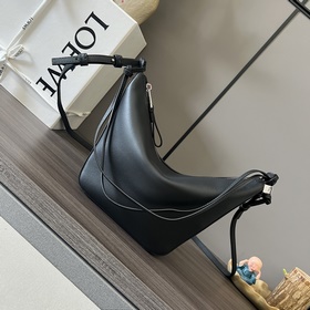Loewe  經典牛皮革Hammock hobo手袋 将經典手袋能輕松改變形狀