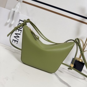 Loewe  經典牛皮革Hammock hobo手袋 将經典手袋能輕松改變形狀