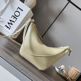 Loewe  經典牛皮革Hammock hobo手袋 将經典手袋能輕松改變形狀