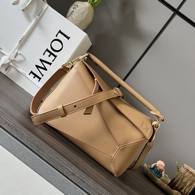 Loewe 新版本 小號柔軟粒面牛皮革Puzzle Edge手袋 Loewe